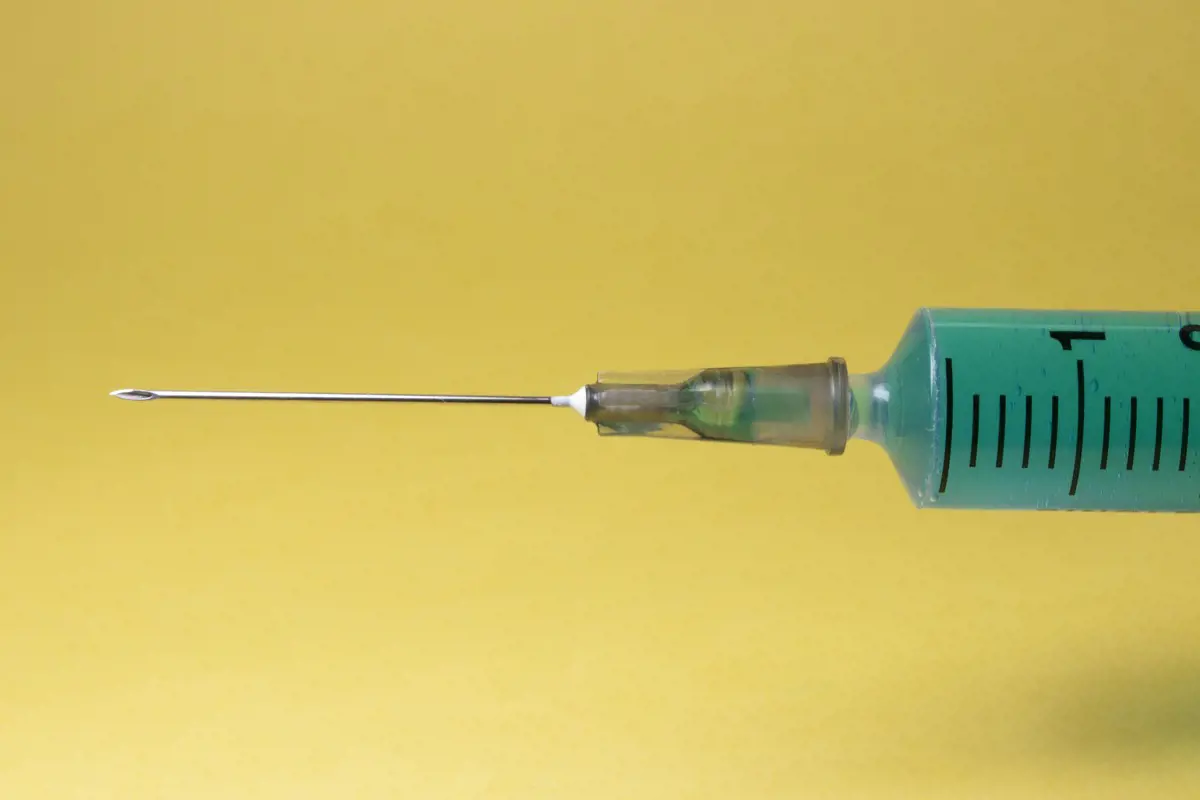 A brit gyógyszerfelügyelet jóváhagyta az Oxfordi Egyetem és az AstraZeneca közös vakcináját is