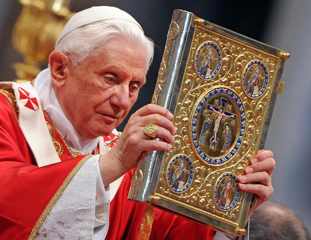 Kínzó álmatlansága miatt mondott le a néhai XVI. Benedek pápa