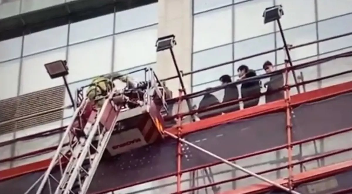 Kigyulladt a hongkongi World Trade Center, emberek ragadtak a tetején
