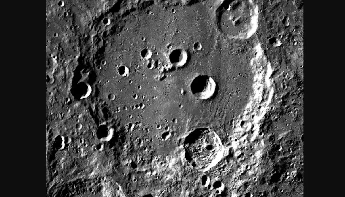 Vizet találtak a Holdon