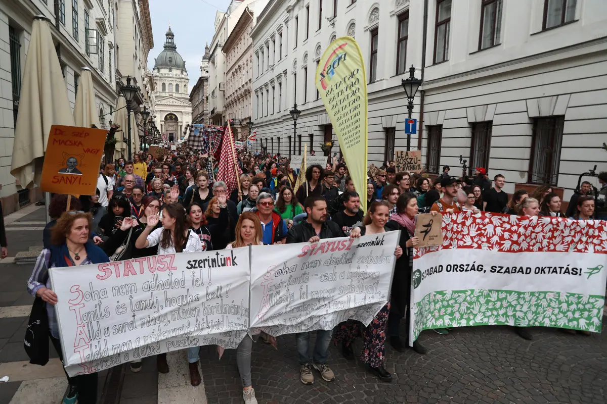 „Klebelsberg forog a sírjában” – elindult a státusztörvény elleni tiltakozás