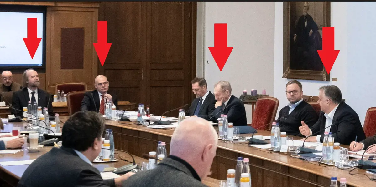 Orbán épp kihallgatja a Pedagógus Kar elnökét, de Rogán közben az asztal alatt matat