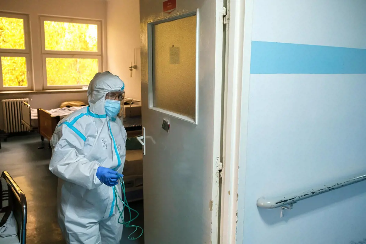 Napi vírus: 54-en elhunytak, 2377 új fertőzöttet találtak hazánkban