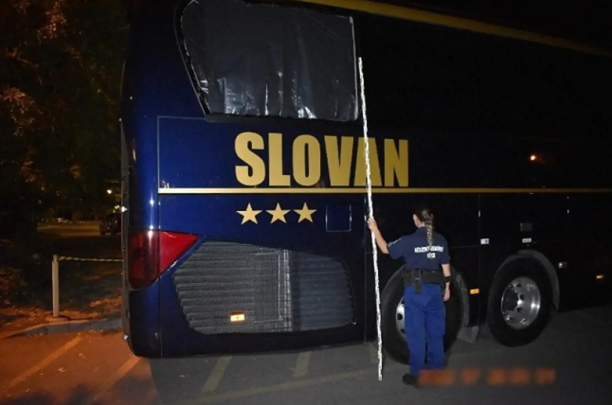 Elfogták a férfit, aki kővel megdobta a Slovan Bratislava csapatbuszát