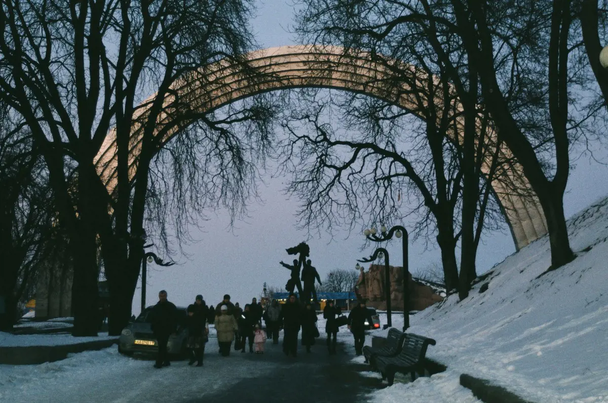 Lebontják az ukrán-orosz barátságot jelképező szovjet szoboregyüttest Kijevben