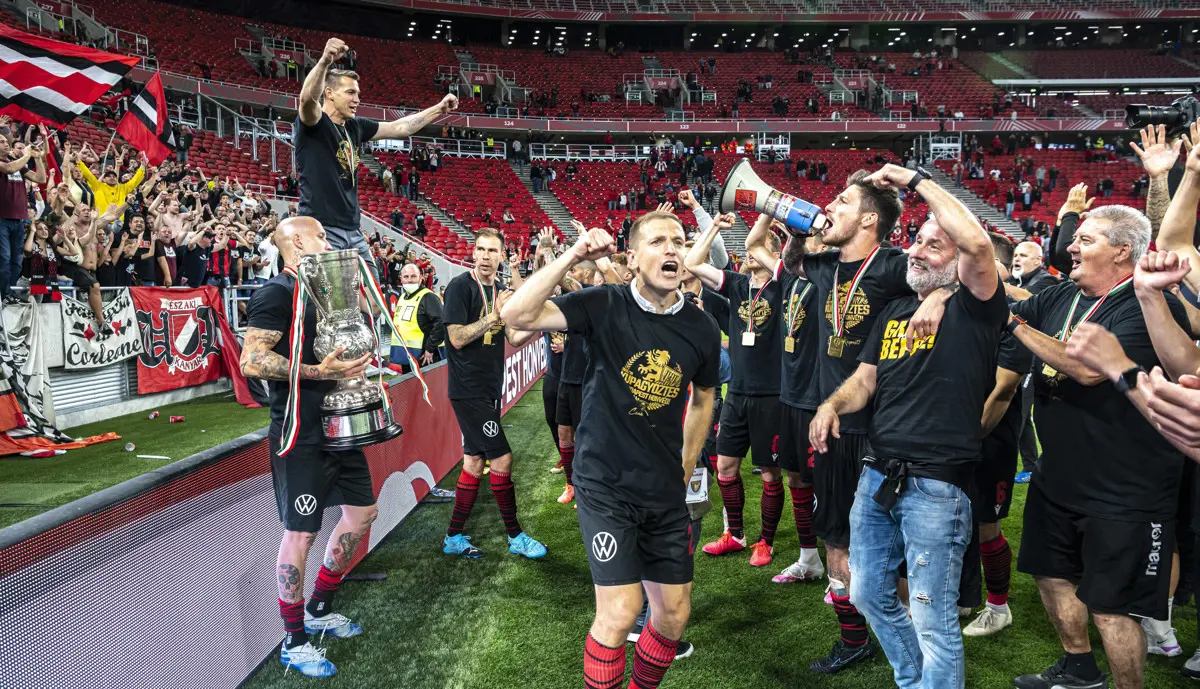 1-1 millió forintra büntette a kupadöntős csapatokat az MLSZ, mert a játékosok együtt ünnepeltek a szurkolókkal