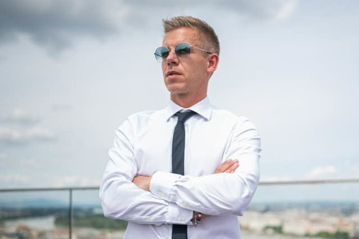 Rendőrségi búvárok keresték meg a fideszes provokátor telefonját, amit Magyar Péter a Dunába dobhatott