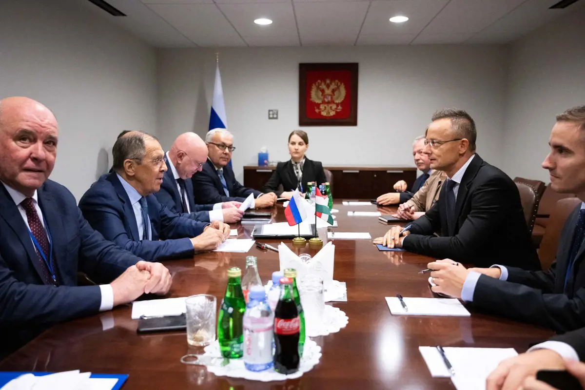 Még a Távirati Iroda is azt emelte ki, hogy EU-s miniszterként egyedül Szijjártó találkozott Lavrovval