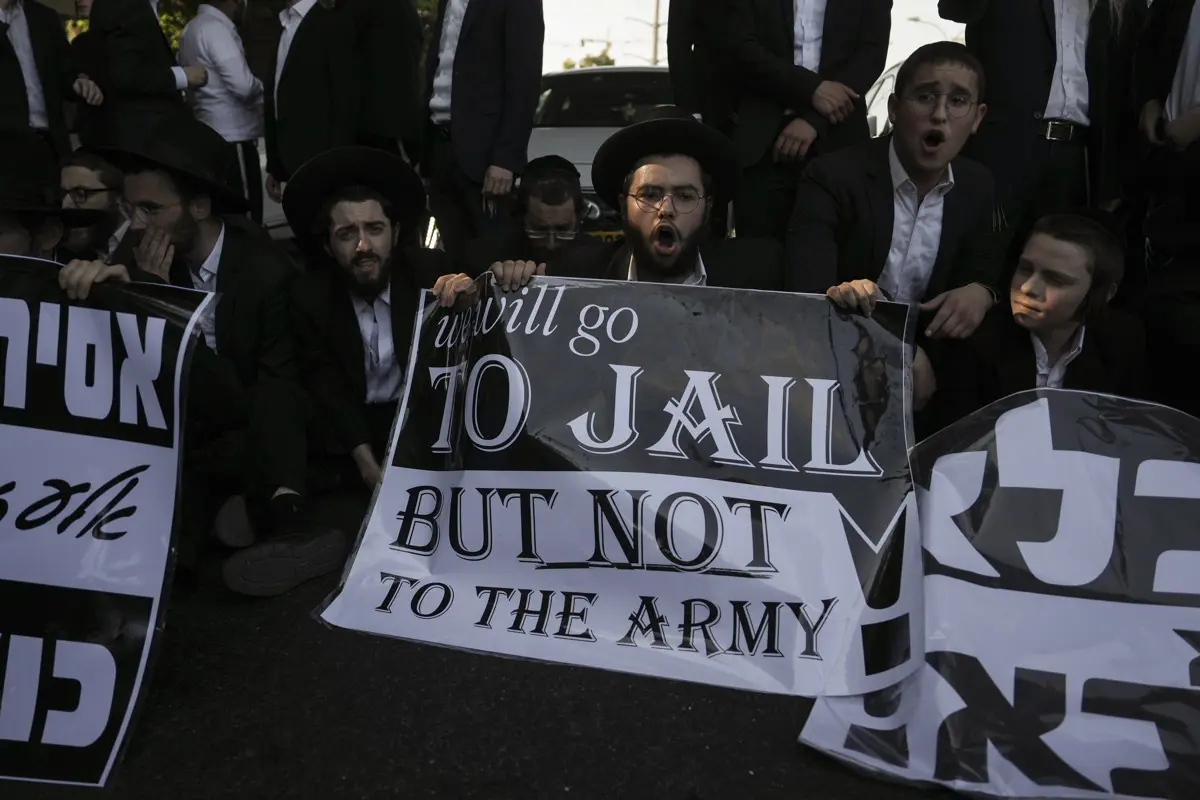 Tömegtüntetésen tiltakoztak katonai behívásuk ellen Jeruzsálemben az ultraortodox zsidók