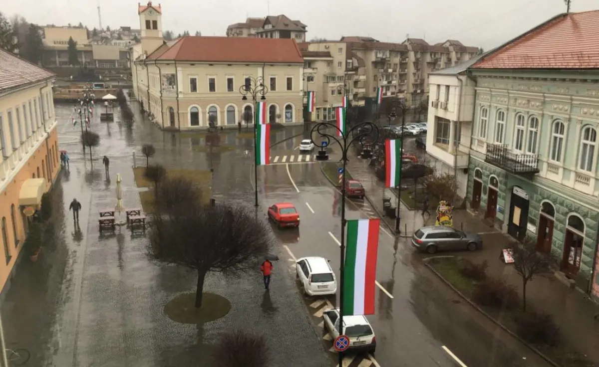 Idén is megbírságolták Sepsiszentgyörgy polgármesterét a március 15-ére kitűzött magyar zászlók miatt