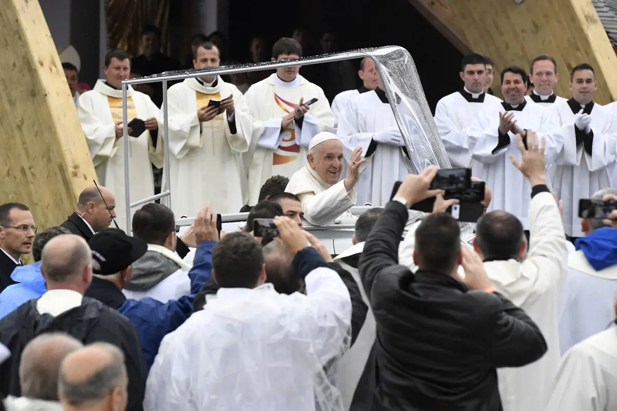 Ferenc pápa megérkezett Csíksomlyóra