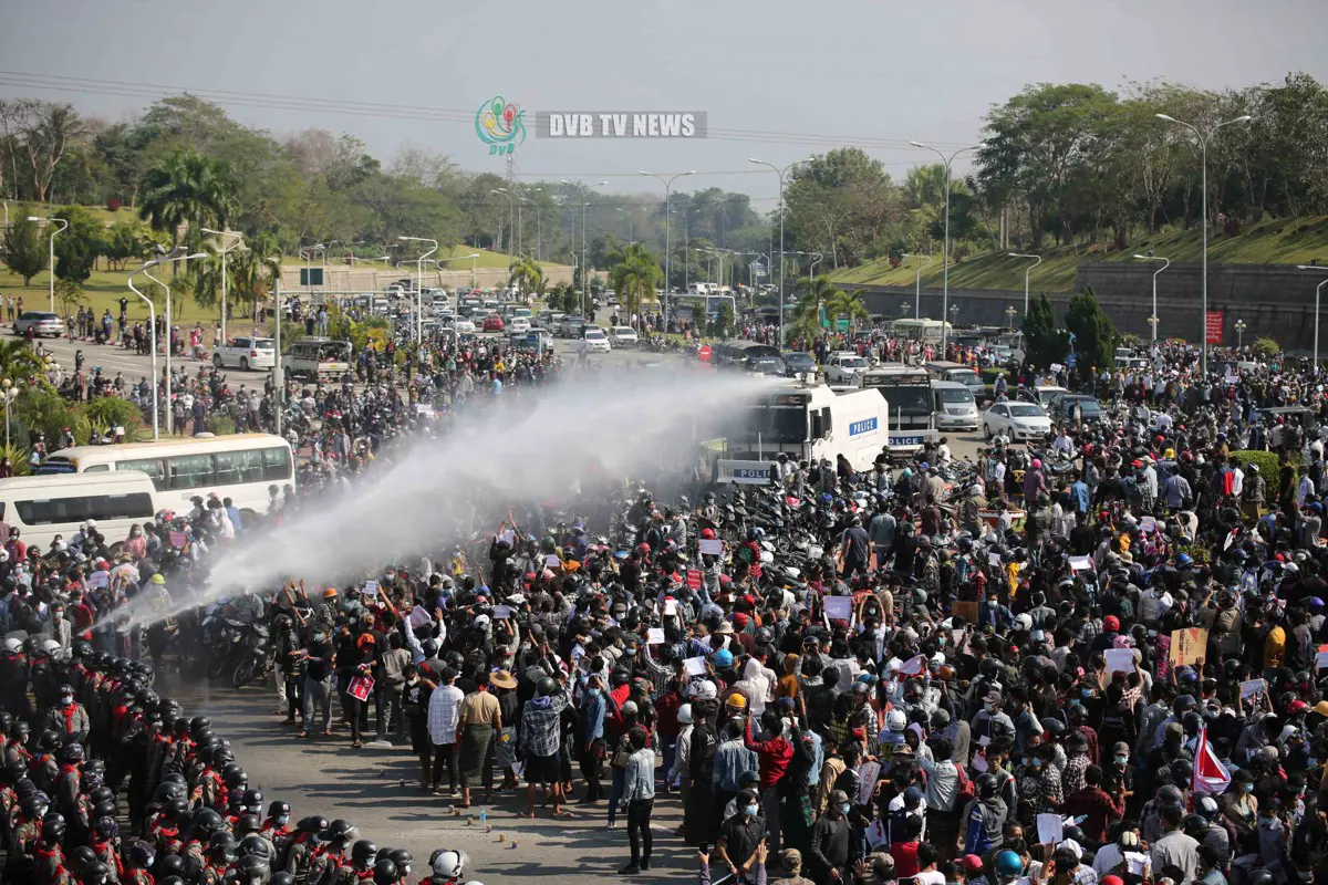 Vízágyúval oszlatják a tüntetőket Mianmarban, a rendőrség éles lőszert is bevethet