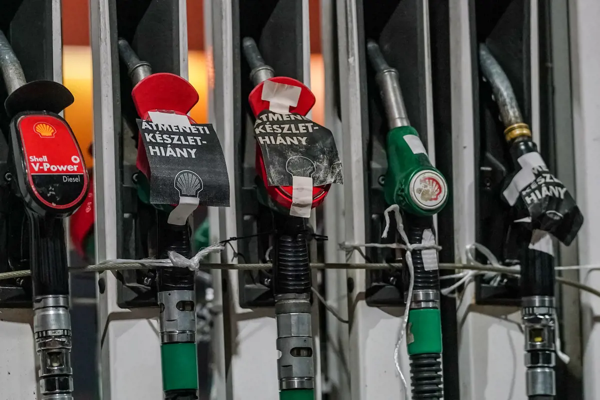 Jobbik: "Befuccsolt a kommunista módon használt üzemanyag-ársapka"