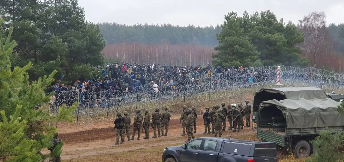 Lengyelek: a fehérorosz határőrök tolják át a migránsokat, könnygázt is adtak nekik