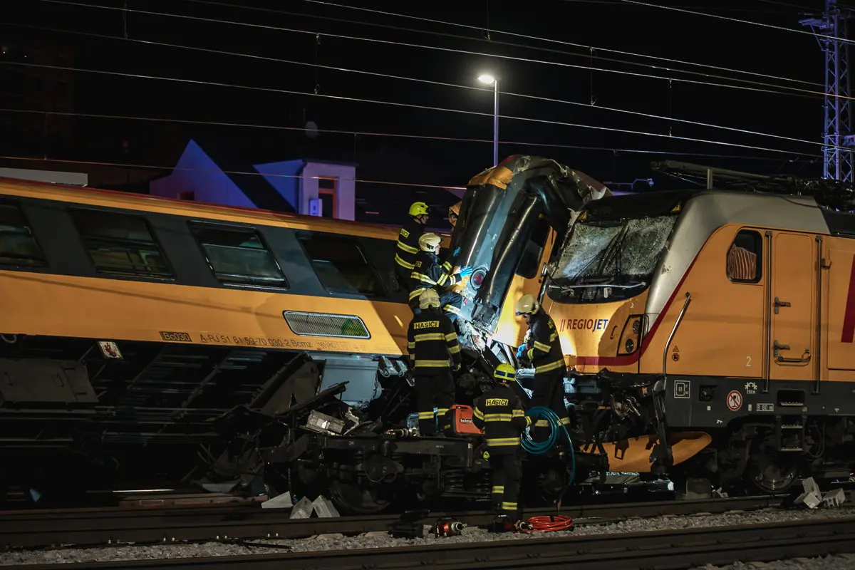 Négyen meghaltak és húszan megsérültek, amikor összeütközött két vonat Csehországban