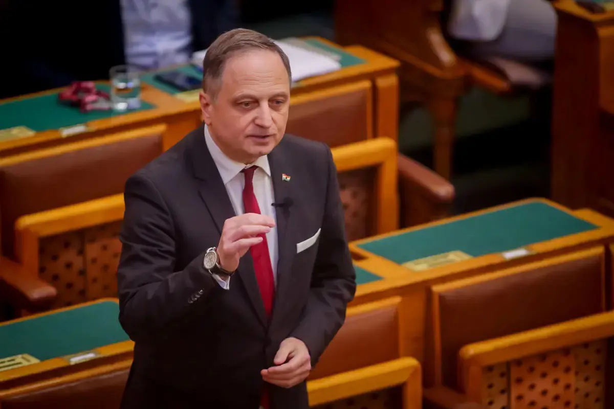 Jobbik: nyolc év legyen elég a bársonyszékben!