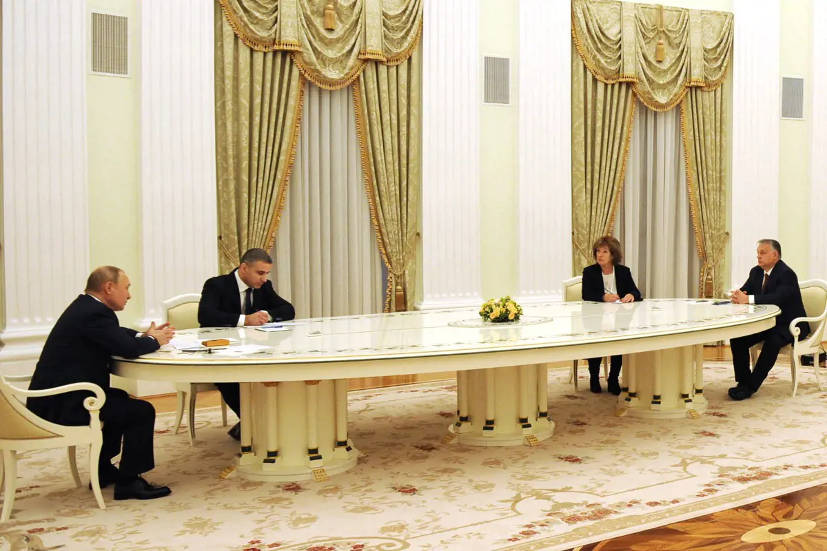 Covidos lehetett Orbán stábjában, ezért ültethette a négyméteres asztalhoz Putyin