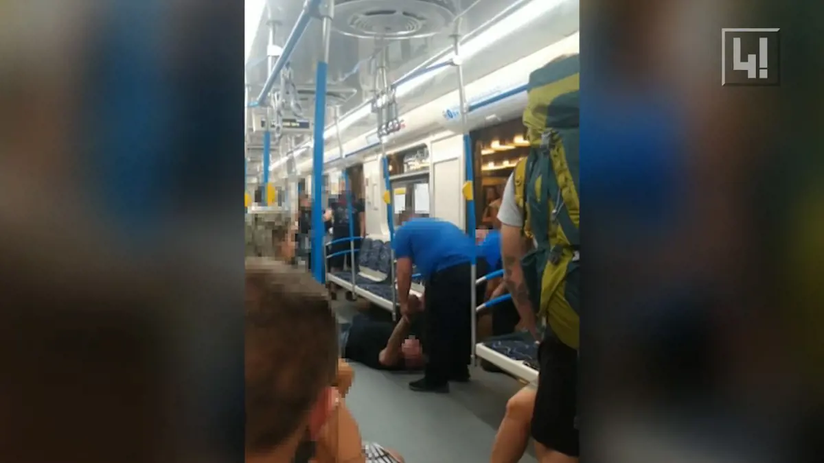 Bamba utasok között a földön húztak végig egy részeg utast a metró biztonsági őrei