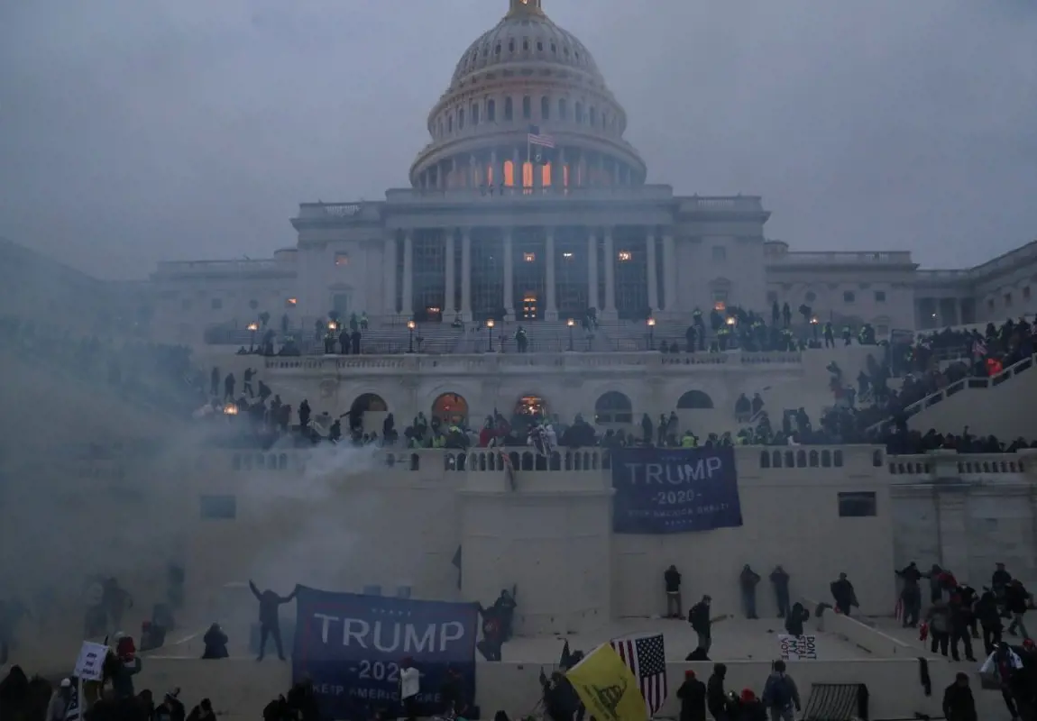Lemond az amerikai egészségügyi miniszter a Capitolium elleni támadás miatt
