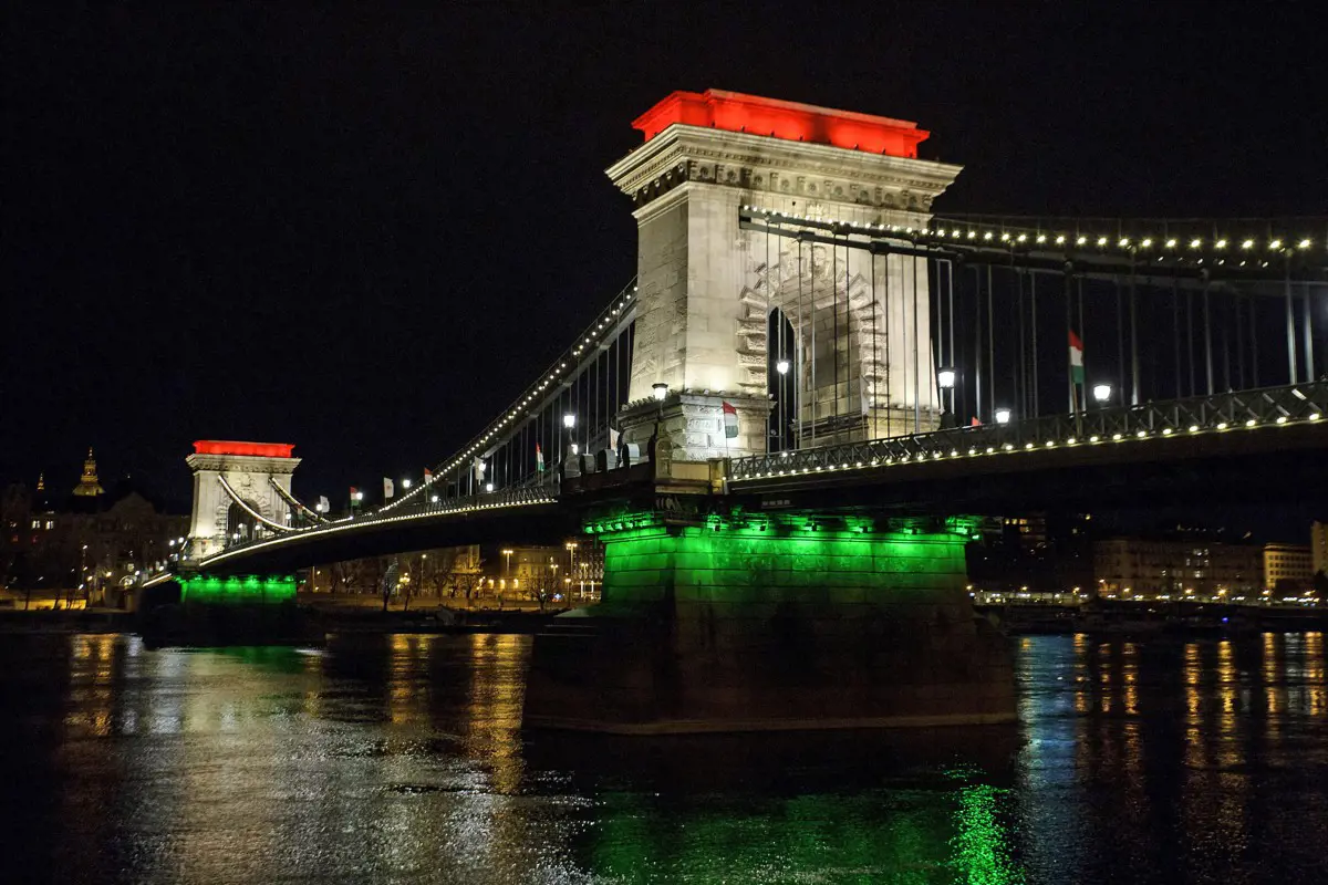 Karácsony Gergely dubajozással és gyíkemberezéssel reagált arra, hogy a fővárosi Fidesz nem találta meg a Budapesten kirakott magyar zászlókat
