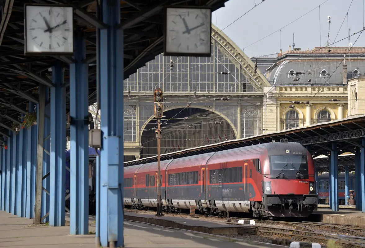 A MÁV örömmel jelenti: nem hétfőtől, csak szerdától vágják le a magyar vasúthálózatot Nyugat-Európáról