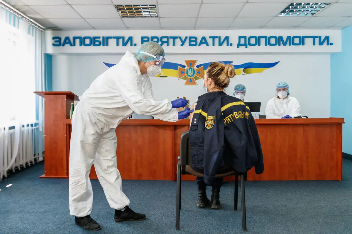 Ukrajnában rövidesen engedélyezik a harmadik oltást a 60 év felettieknek is
