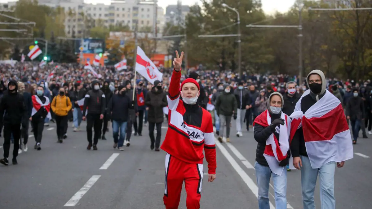 Bár a hatóságok éles lőszer bevetésével fenyegetőztek, mégis tízezrek tüntetnek Minszkben