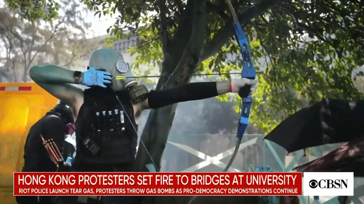 Nyíllal lőttek rendőrökre egy hongkongi tüntetésen, éles lőszer bevezetésével válaszolhatnak