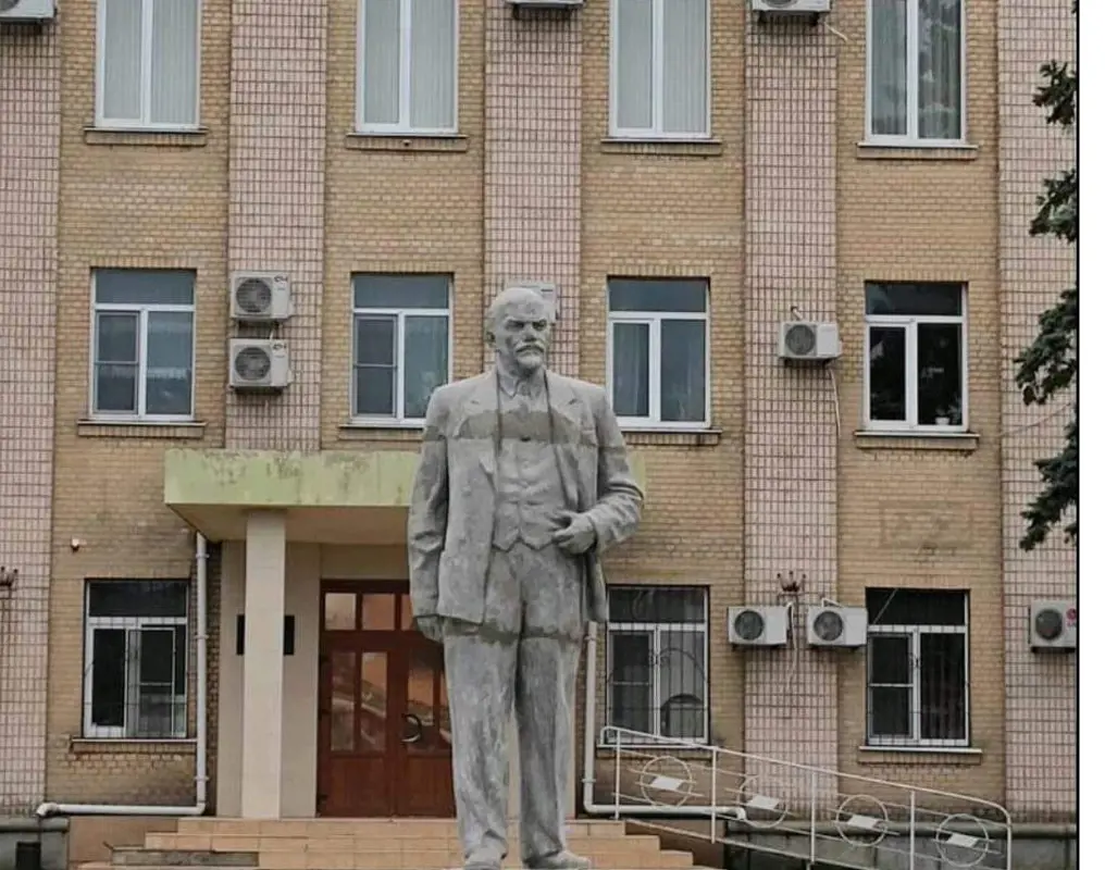 Az oroszok elfoglalták Henicseszket, és egyből visszaállították a kommunista Lenin szobrát