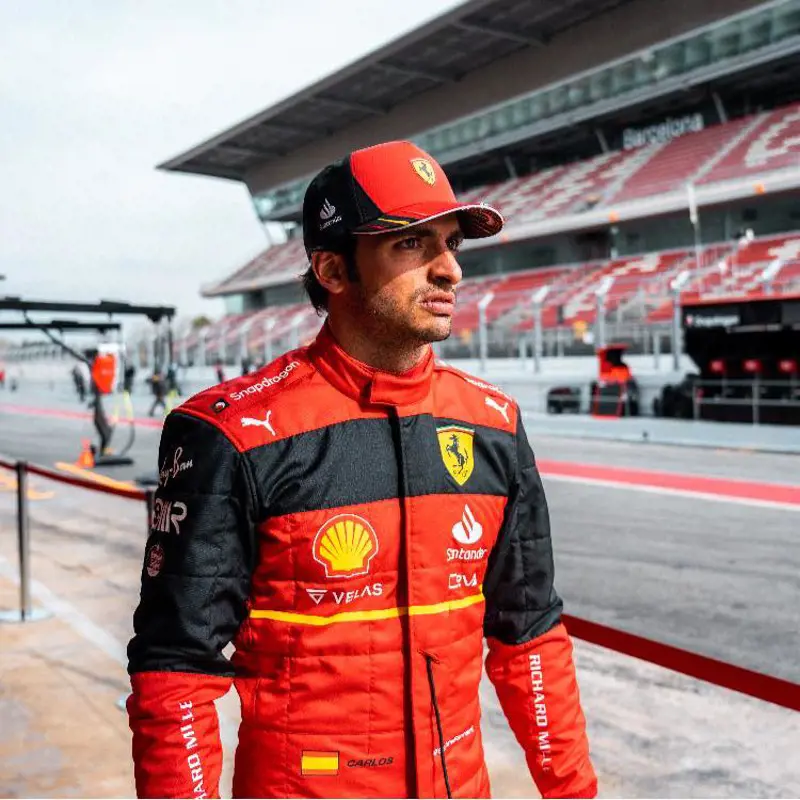 Sainz marad a Ferrarinál