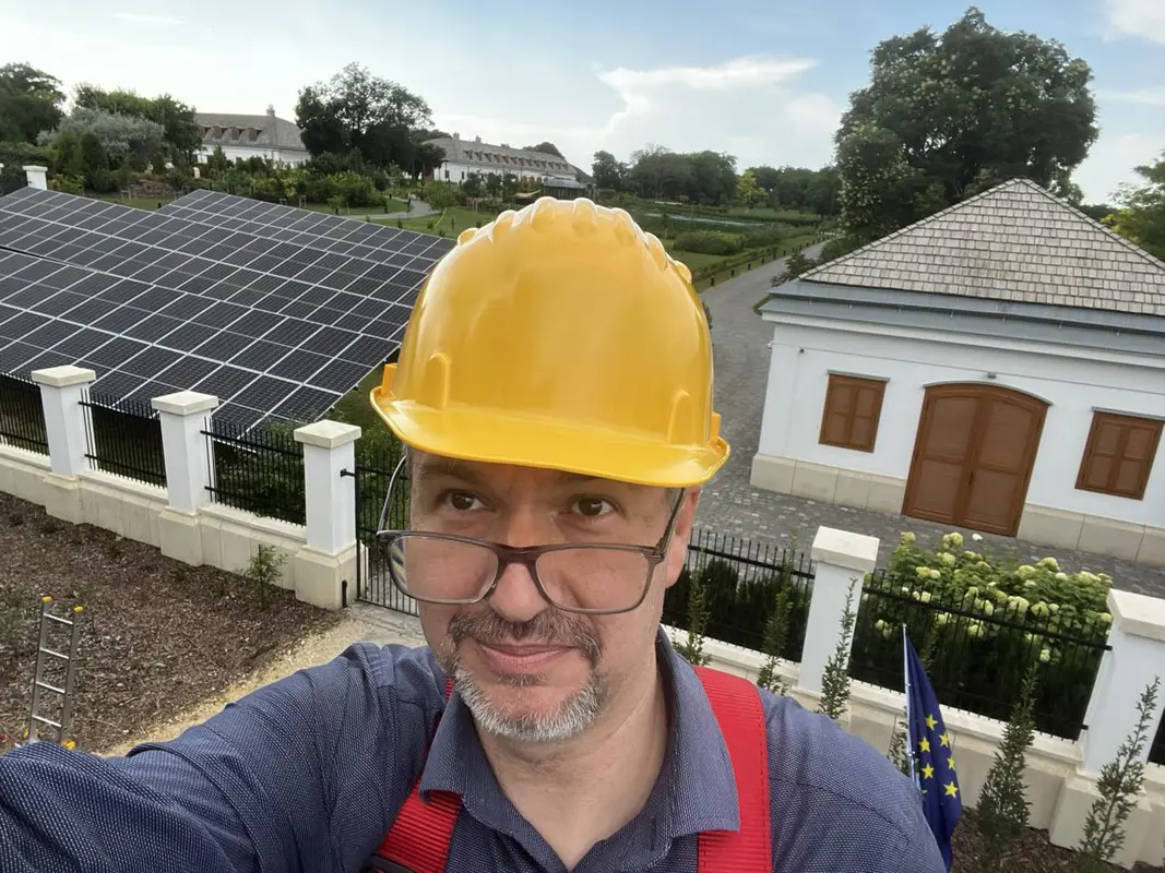 Ön szerint Hadházy Ákos a római pápa?