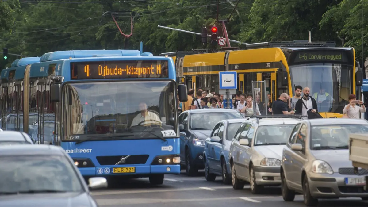 Még egy felújítás és gyorsabb lesz gyalogolni Budapesten, mint tömegközlekedni