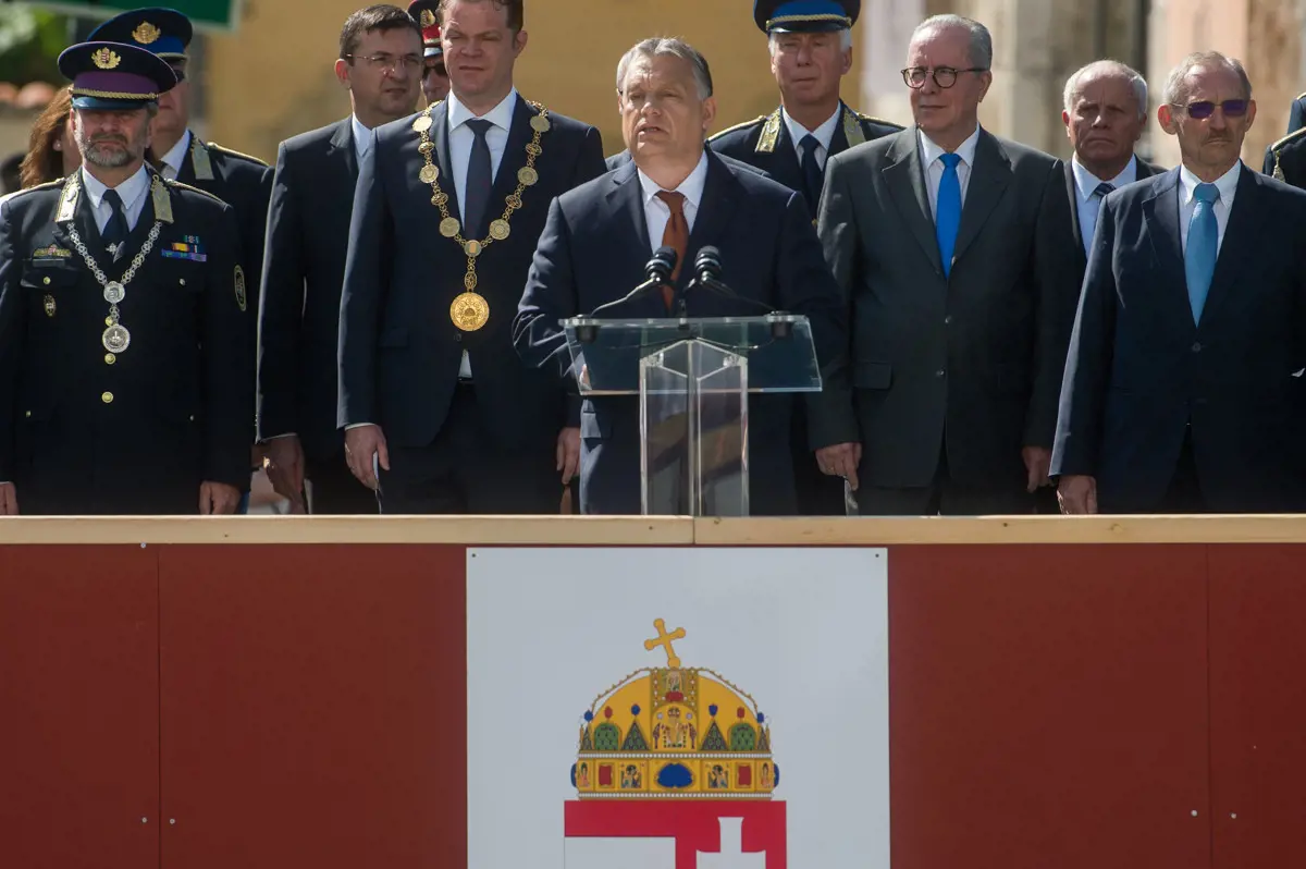 Orbán dicsérte a rendőröket, a migránsokról is beszélt, de a bérrendezésről egy szót sem szólt