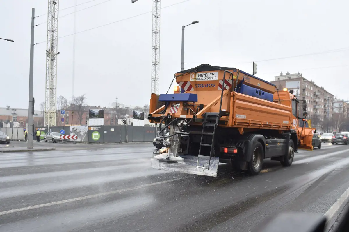 Az ónos eső után tisztítják a budapesti utakat