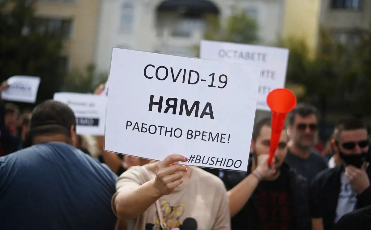 Oltásellenes tüntetők rohamozták meg a bolgár parlamentet