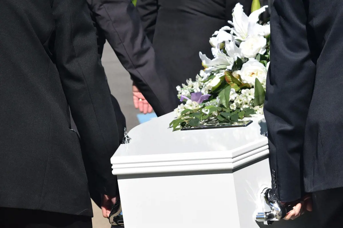 Lelépett a pap a temetésről a létszámkorlátozás miatt