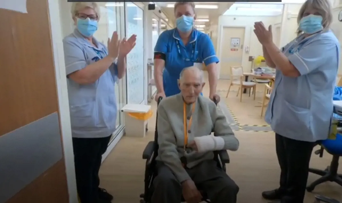 Állva tapsolták a 99 éves veteránt, aki meggyógyult a koronavírusból