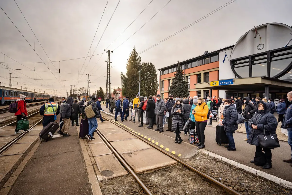 Besegít a MÁV is: ingyen utazhatnak a Záhonynál Magyarországra lépő kárpátaljai menekültek