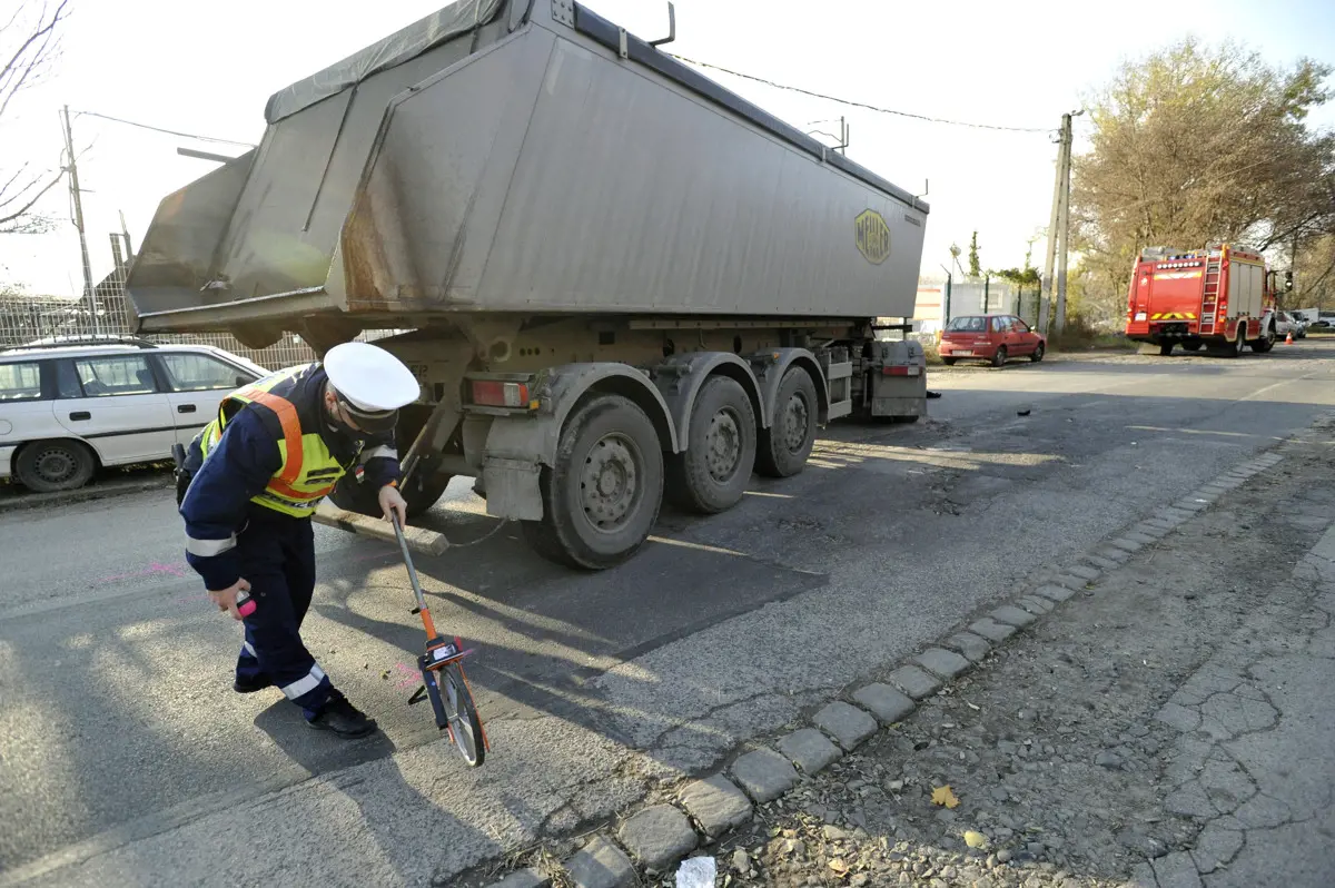 Hosszú métereken át magával húzta az elgázolt férfit egy kamion Budapesten