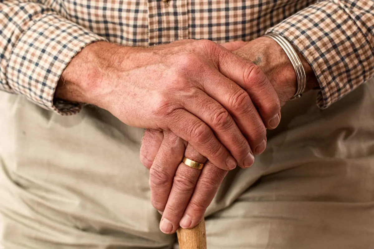 Levelet és alamizsnát kapnak a nyugdíjasok, miközben az ellátásuk romokban hever