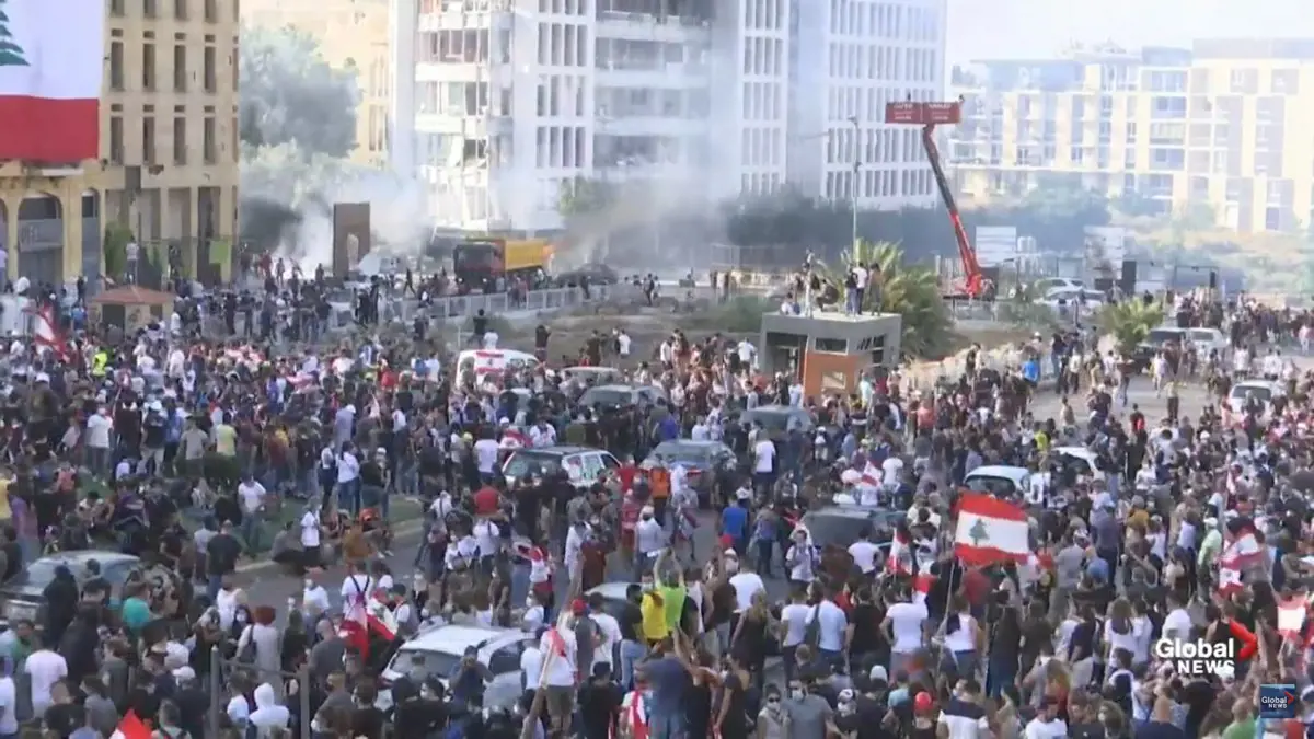 Ezrek követeltek akasztást a Bejrútot felrobbanni hagyó link politikai elitnek, választások jöhetnek