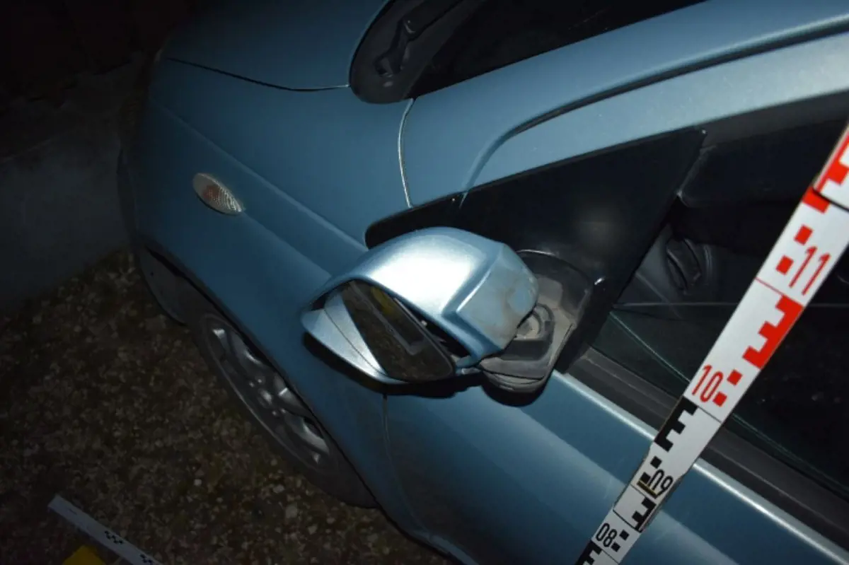 Féltékeny nő rongált meg egy autót kalapáccsal és gumibottal