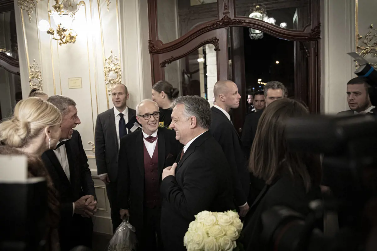 Füttyszóval fogadták Orbán Viktort a prágai operaház ellőtt