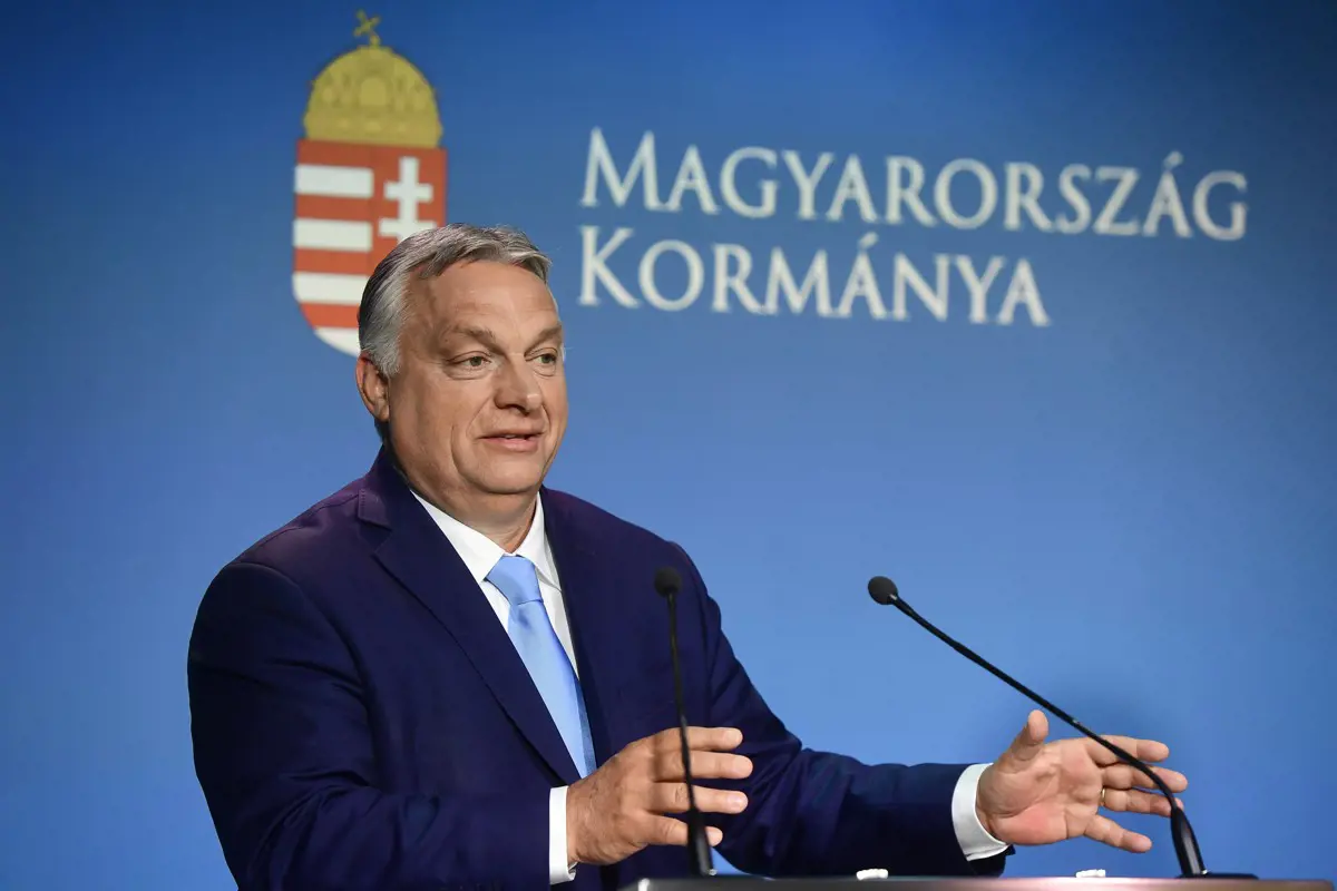 Orbán Viktor a fociszurkolókkal és az szja-visszatéréssel robbantotta be a saját választási kampányát