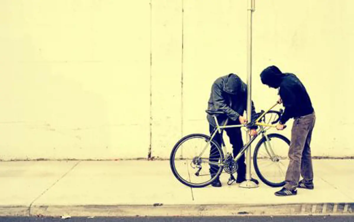 Richárd és Sándor ellopták a postás biciklijét, majd pár utcával odébb eladták