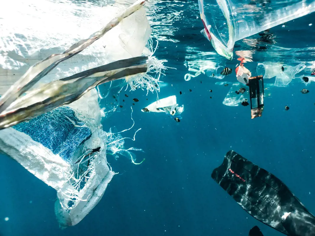 Két év múlva jöhet a műanyagszennyezés ellen az első kötelező nemzetközi jogszabály