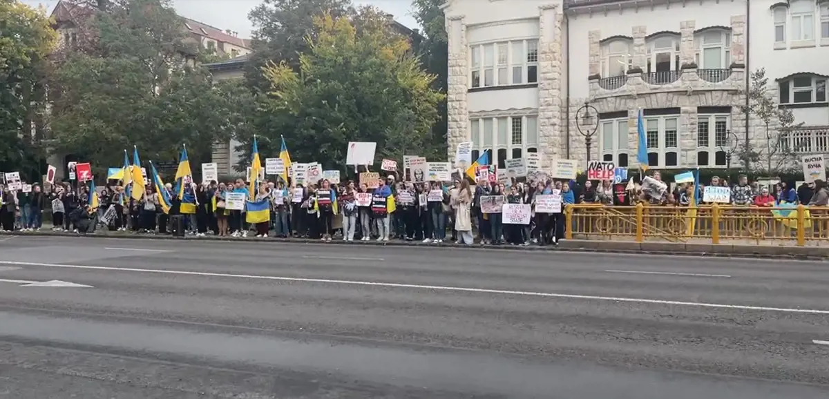 Tüntetők az orosz nagykövetségnél: A magyar kormány nevezze terrorállamnak Oroszországot!