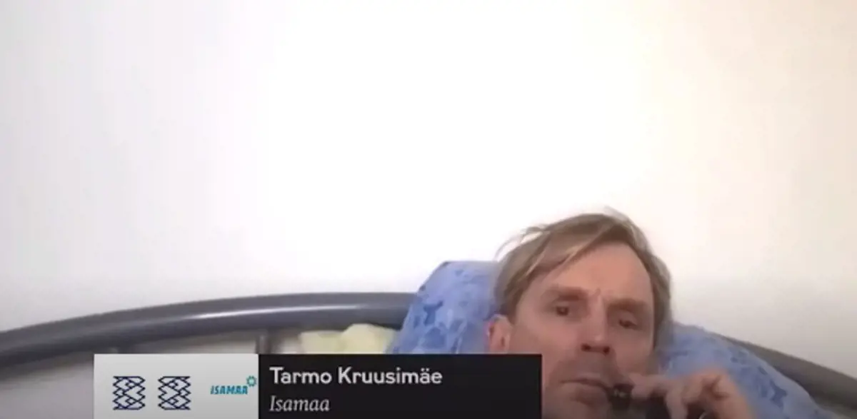 E-cigivel a szájában, ágyon fekve, üvöltő zenével jelentkezett be egy észt képviselő az ülésre