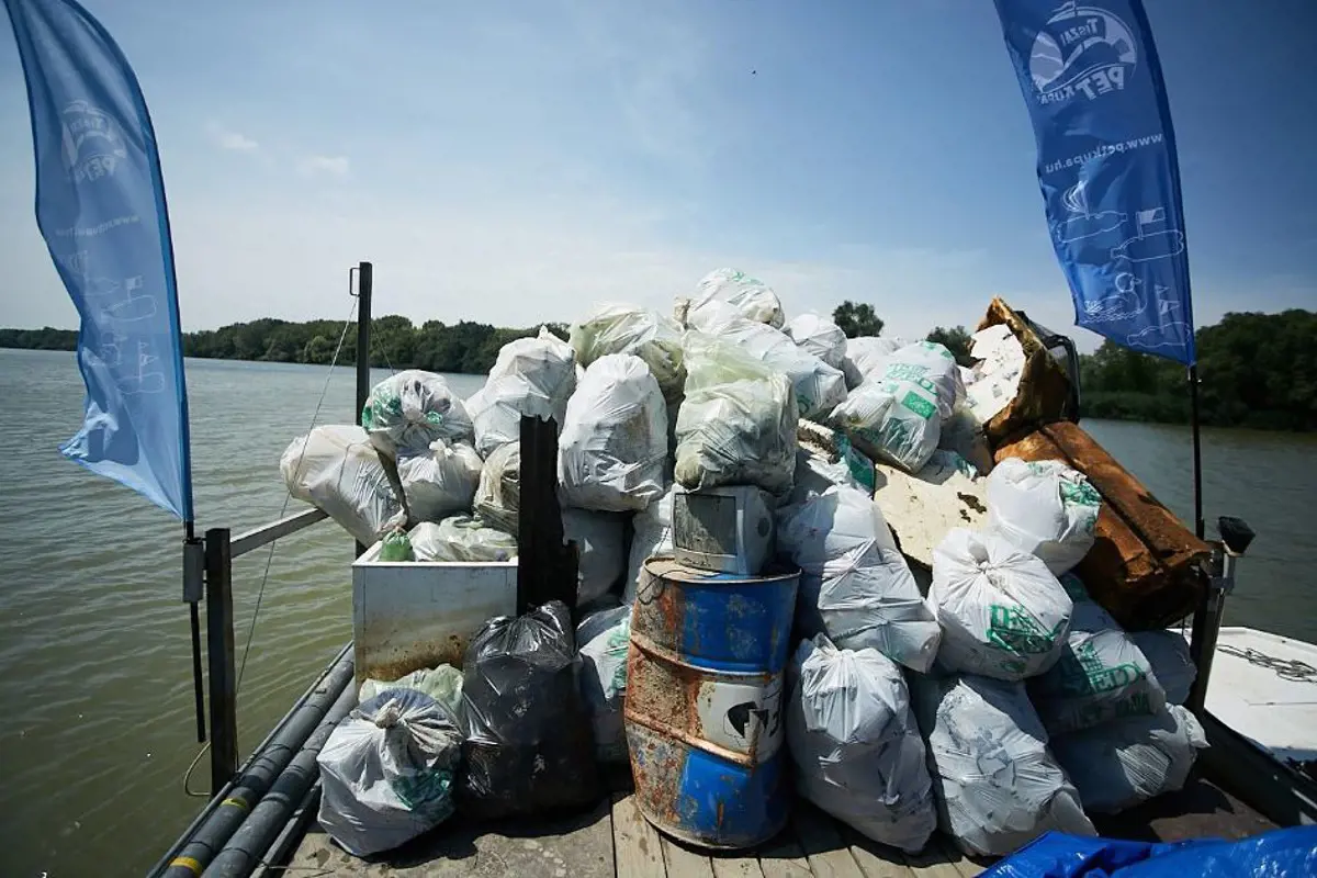 Nyolc-tíz tonna műanyag hulladékot szedtek ki a Felső-Tiszából