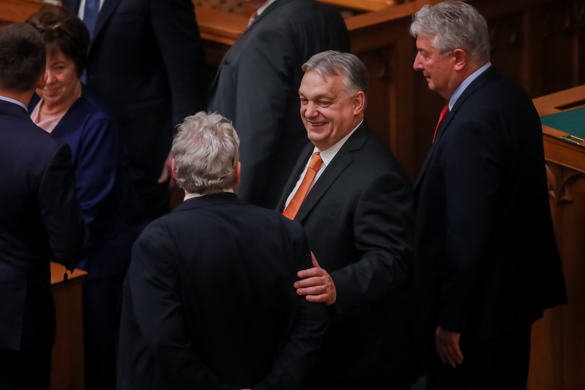 Hiába sunnyogott Orbán, ő ellenjegyezte V. János érdemkeresztjét 2016-ban